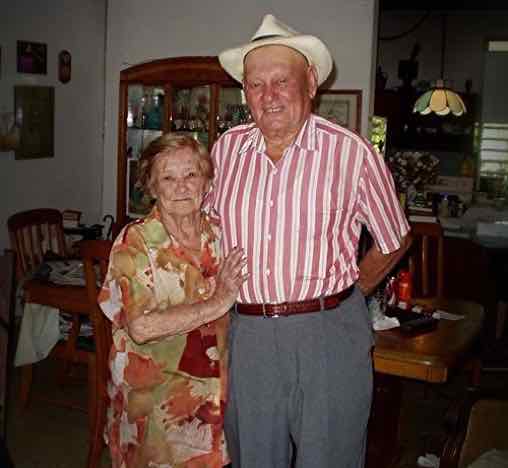 Gina, maestra) y Luis Ferrer, polic&iacute;a