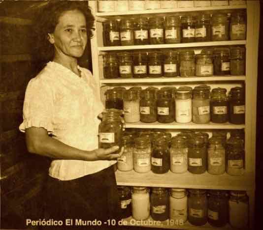 Isabel P&eacute;rez, de Par&iacute;s, muestra frasco de conserva de pi&ntilde;a de su finca (1948)