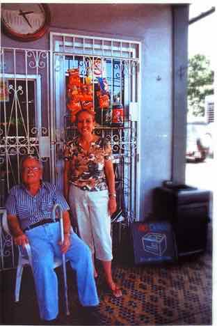 Loly y Ren&eacute; Irizarry Aymat, due&ntilde;os Lajas Service Station (2002)