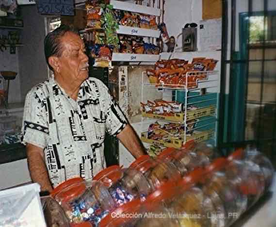 Luis Vel&aacute;zquez en su tienda