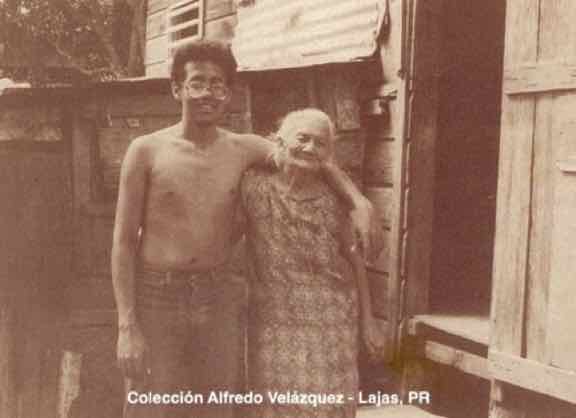 Oliver Mu&ntilde;oz con su Madre Ramona Mart&iacute;nez (1983)