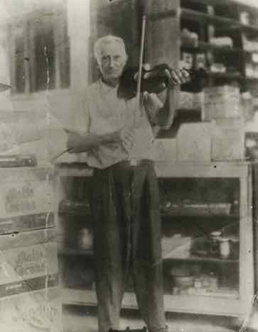 Rafael (Fey) Pab&oacute;n, violnista,  en su tienda de La Parguera