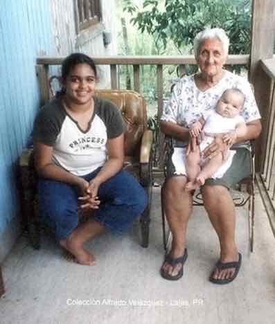 Yaral&iacute; Pag&aacute;n, su Abuela N&eacute;lida Morales y su primita &Aacute;ngela